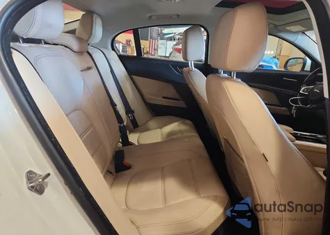 2018 Jaguar Xe Prestige z USA, uszkodzony, nr VIN SAJAK4FX2JCP41018